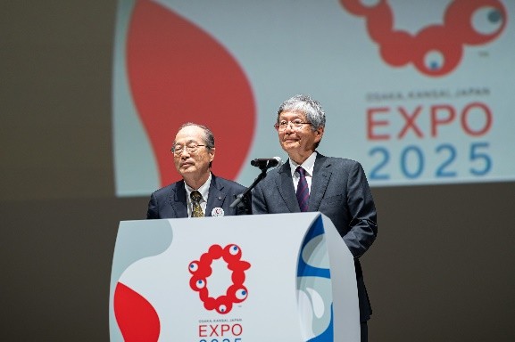 左からGISHW名誉チェアの向殿政男氏、日本規格協会（JSA）理事長の朝日弘氏