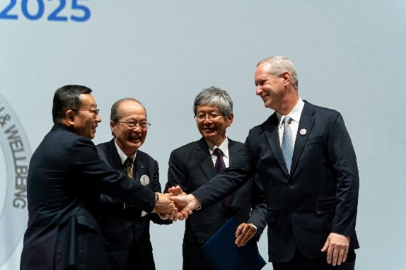 左からISO会長のSung Hwan CHO氏、GISHW名誉チェアの向殿政男氏、日本規格協会（JSA）理事長の朝日弘氏、IEC副会長のSteven MARGIS氏