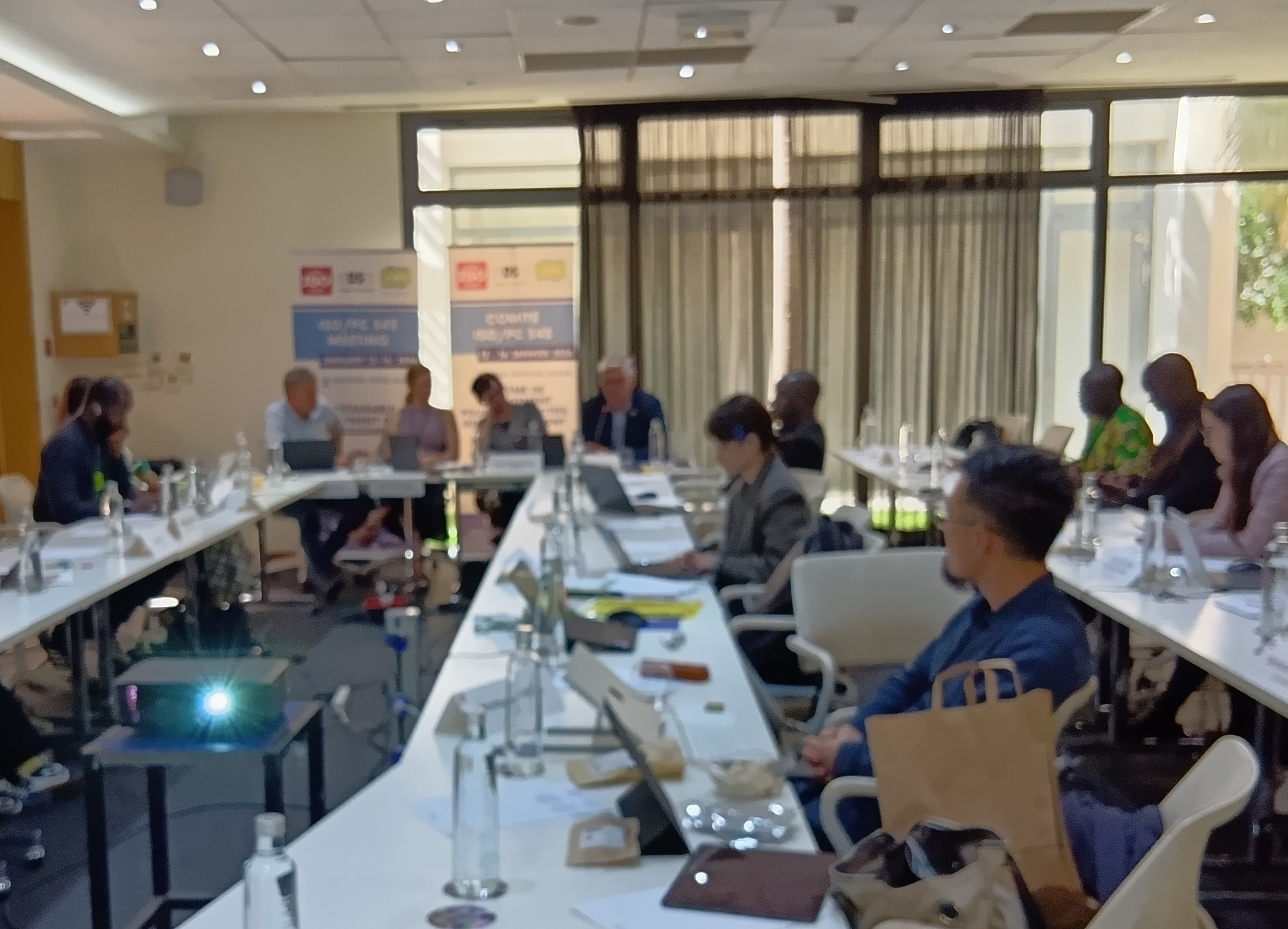 ISO/PC 343国際会議の様子：会議場で対面参加者が議論を行っている様子